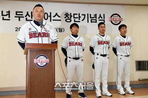 [포토]인사말 하는 두산 조인성-김태균-조성환-정재훈 코치