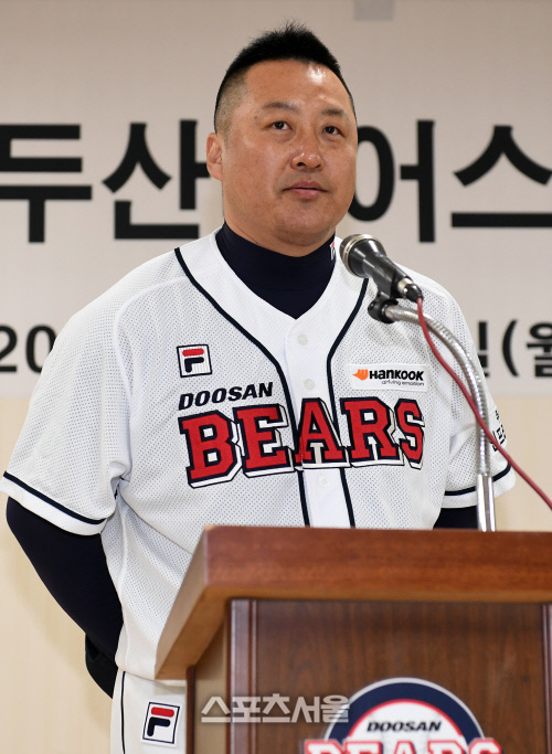 [포토]인사말 하는 두산 조인성 코치