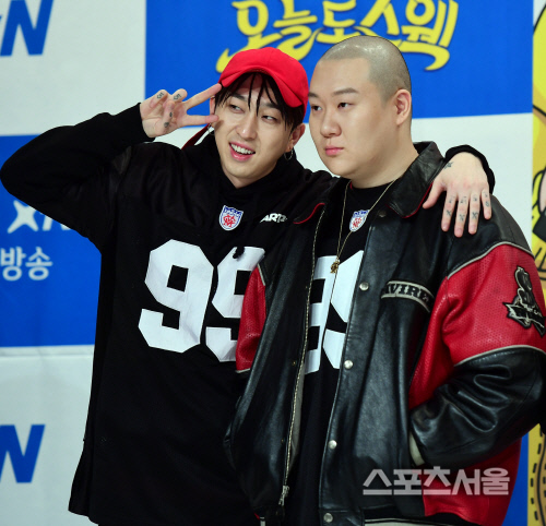 [포토] 슬리피, 딥플로우 옆에서 귀여운 포즈