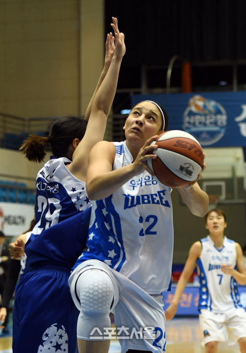 [포토]골밑 득점하는 우리은행 어천와