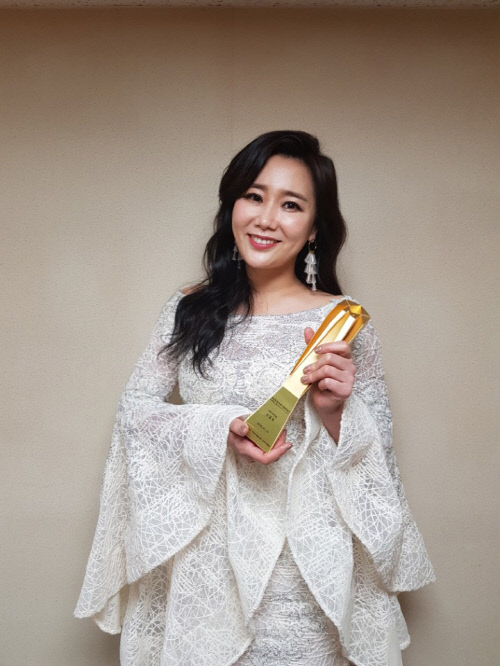 신영숙 '제2회 한국뮤지컬어워즈' 여우조연상 인증샷