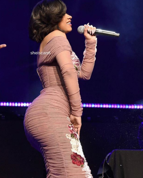 래퍼 카디 비, 킴 카다시안에 극찬 받은 몸매 화제