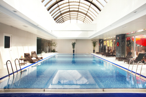 노보텔 앰배서더 서울 강남-온수풀로 운영되는 실내 수영장