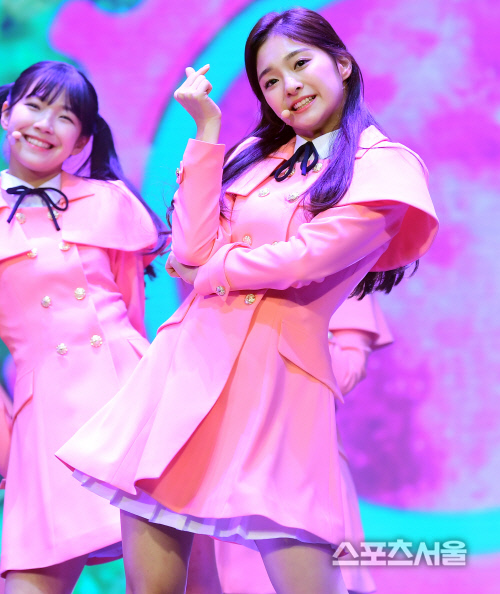 [포토] \'프로미스나인\' 이나경, 귀여움 뚝뚝 떨어지는 하트