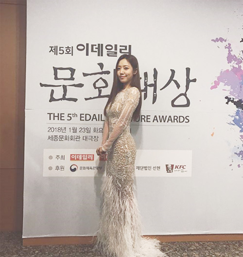 에이핑크 남주의 파격적인 전신 시스루룩