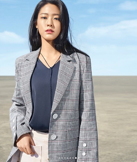 "눈빛에 빠져들다"…설현, 고혹적인 명품 미모 (화보)