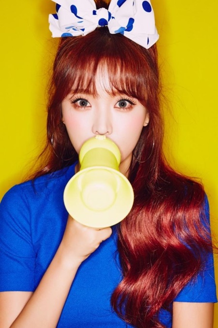 '트로트 여신' 홍진영, 뮤직K와 재계약 "10년 의리 이어간다" 