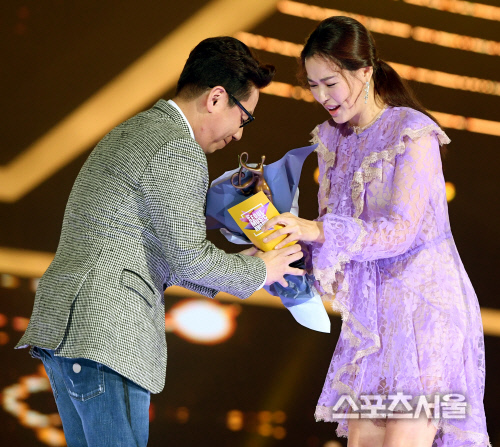 [포토] 이하늬, 윤종신에 최고음원상을...