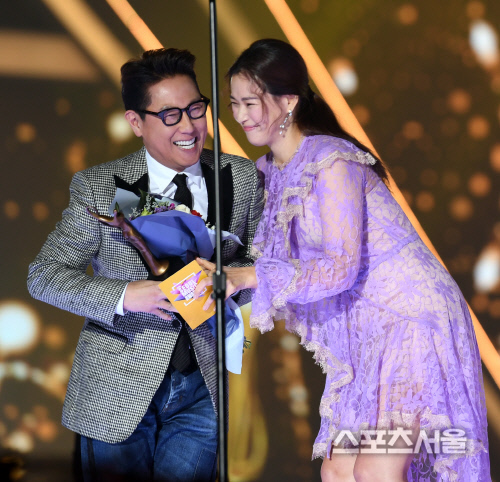 [포토] 이하늬, 최고음원상 윤종신에 '축하해요'