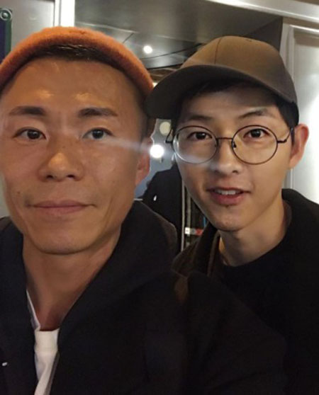 "안경 패션도 넘사벽" 송중기, 파리서 근황 공개