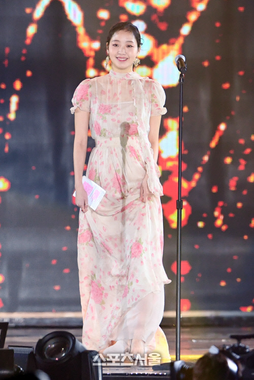 [포토]김고은, 우아한 자태 뽐내며 서울가요대상 무대에