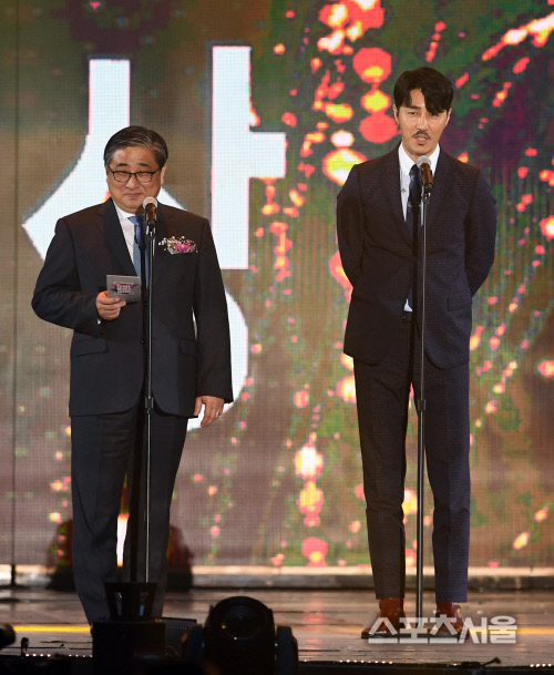 [포토]서가대 방탄소년단의 대상 발표하는 유지환 대표화 차승원