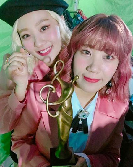 볼빨간사춘기, '서울가요대상' 트로피 들고 인증샷 "뜻깊은 본상 수상"