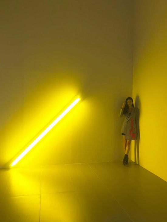 김사랑, 비율 실화? 전시회서 뽐낸 모델 각선미