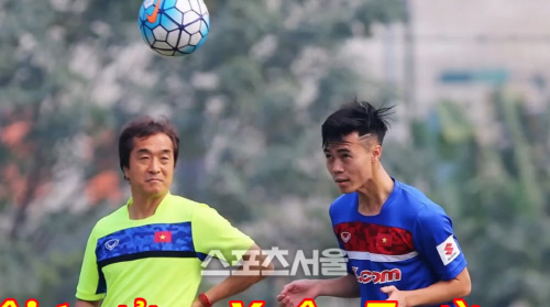 이영진 베트남 U-23 대표팀 코치가 훈련을 지켜보고있다.