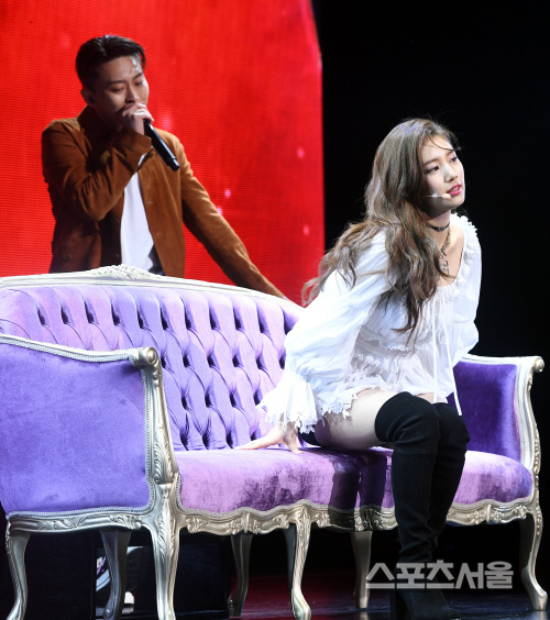 [포토] 수지와 래퍼 DPR LIVE, 하모니 잘 어울릴까?