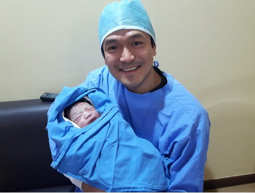 이지훈, 둘째 득남…아빠 미소 가득한 붕어빵 인증샷 공개