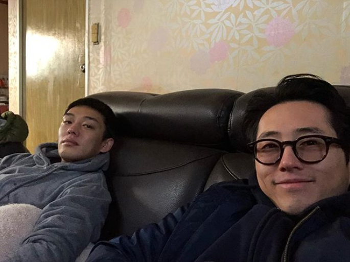 [★SNS] '버닝' 스티븐 연X유아인, 다정한 인증샷