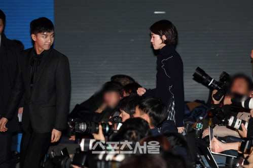 [포토]이승기-심은경, 수많은 취재진 사이로...