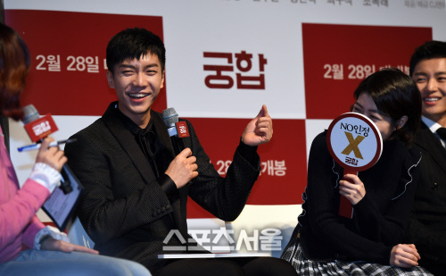 [포토]심은경에게 하트 만들어보이는 이승기