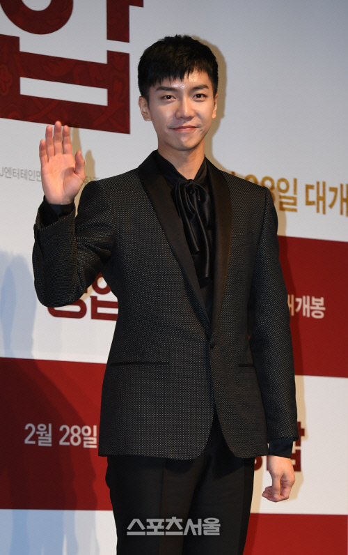 [포토]이승기, '영화 궁합으로 인사드려요!'