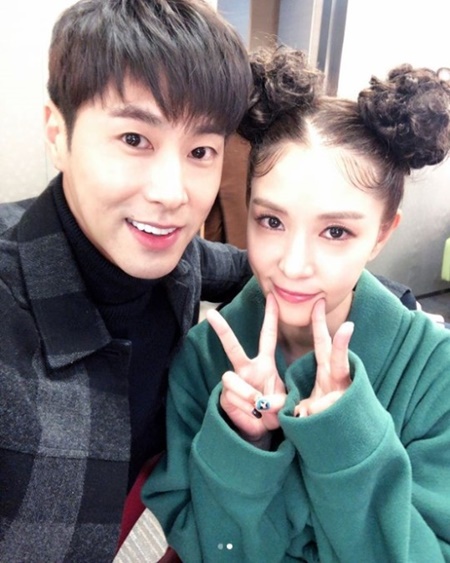 [★SNS] "왜 이렇게 멋지고 난리" 보아, 유노윤호 깜짝 응원 인증