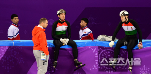 [포토] 헝가리 훈련 지켜보는 北 쇼트트랙 선수들