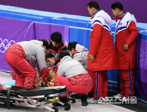 [포토] 첫 날 훈련부터 '부상악재' 北 쇼트트랙