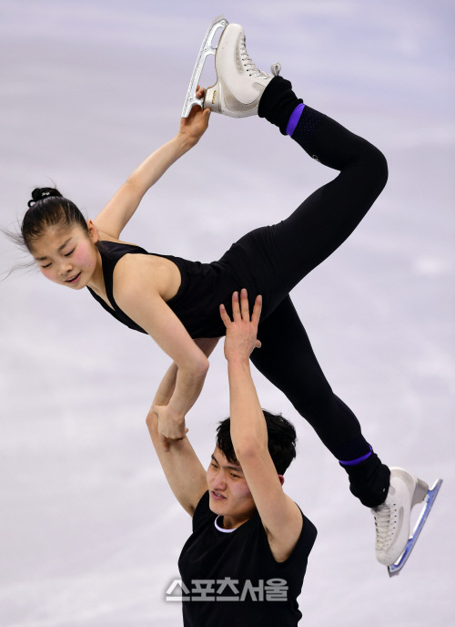 [포토] 렴대옥-김주식 \'리프트 연기 반복\'