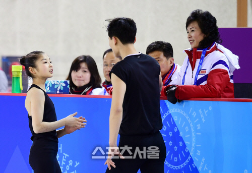 [포토] 선수들과 이야기하는 북 피겨 김현선 코치