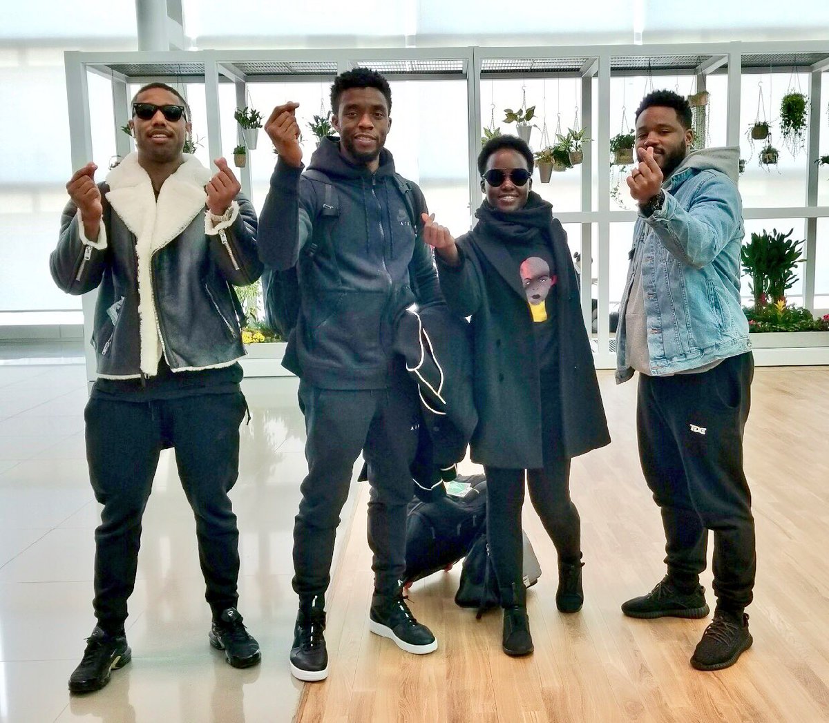 [★SNS] '블랙 팬서' 채드윅 보스만, 출국 인증샷 '손가락 ♥'