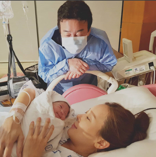 소유진♥백종원 경사, 8일 셋째 딸 얻어…"삐삐야 안녕, 감사합니다"