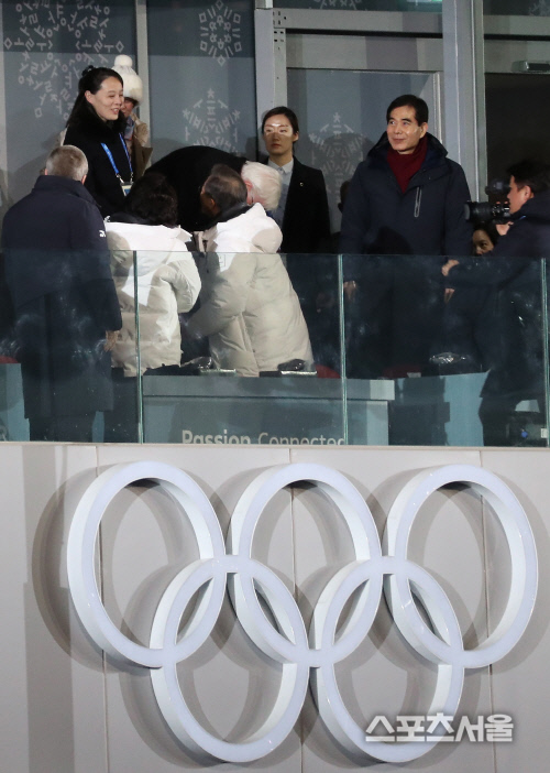 [포토] 北 김여정과 인사 나누는 문재인 대통령