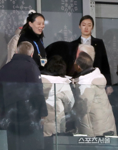 [포토] 北 김여정과 악수 나누는 문재인 대통령