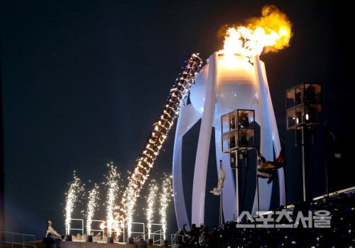 [포토] 성화 점화하는 김연아