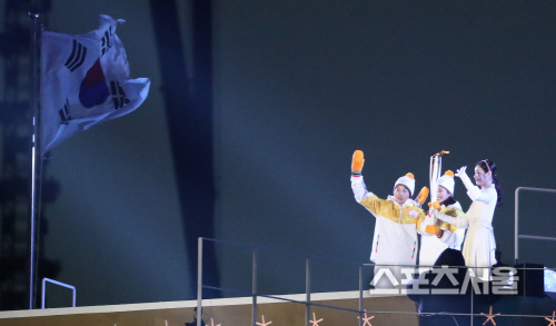 김연아에 성화 전달하는 남북한 아이스하키선수들[포토]