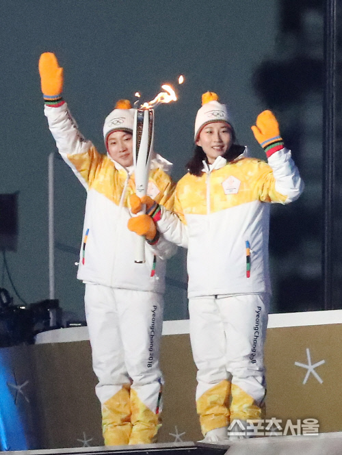 김연아에 성화 전달하는 단일팀[포토]