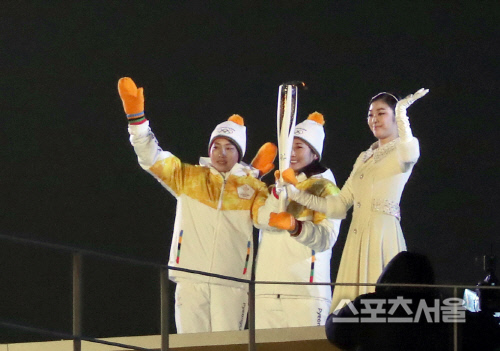 [포토] 최종 점화자 김연아, 아이스하키 단일팀 정수현-박종아와 포즈