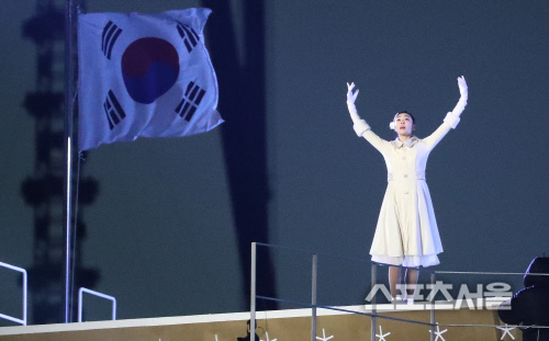 점화전 스케이팅하는 김연아[포토]