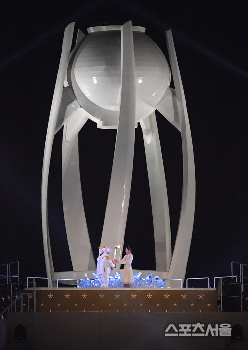 [포토] 아이스하키 단일팀 정수현-박종아, 김연아에게 성화 전달!