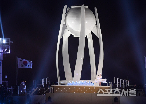 [포토] 성화 최종주자 김연아 '여왕의 화려한 스케이팅~'