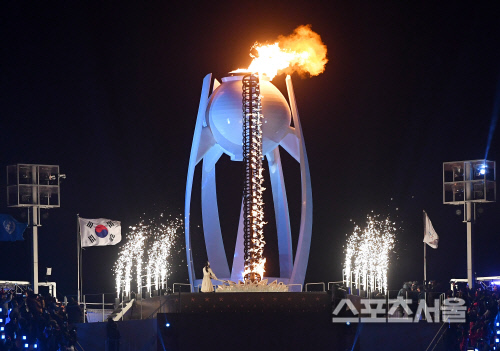[포토] 성화 점화하는 \'피겨 여왕\' 김연아