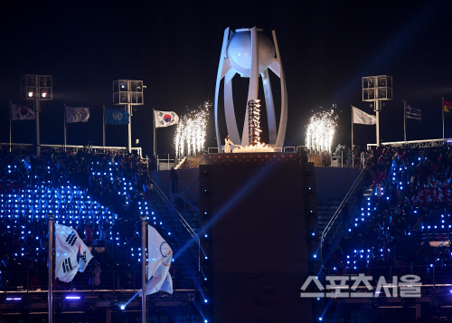 [포토] '베일'에 감춰진 성화 마지막 주자는 김연아였다