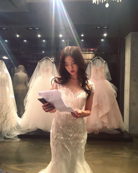 "독보적 몸매"…황승언, 웨딩드레스 사이로 드러난 대문자 S라인