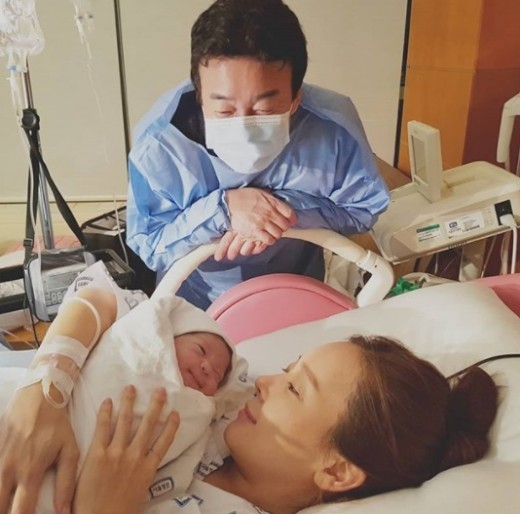 '득녀' 소유진, 셋째 딸 모습 공개 "삐삐야 안녕"