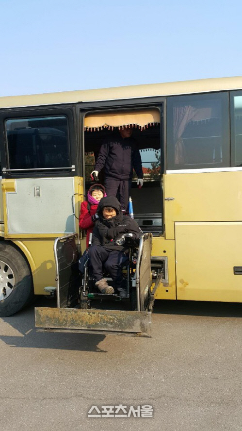 [단독]보안 검색한다고…1시간여 '추위에 떤' 휠체어 장애인 관중들, 조직위 "패스트트랙 설치 예정"