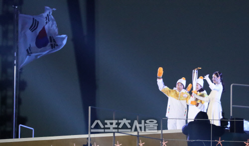 [2018평창]성화 최종주자, 예상대로 김연아였다…'피겨 뒤 점화'