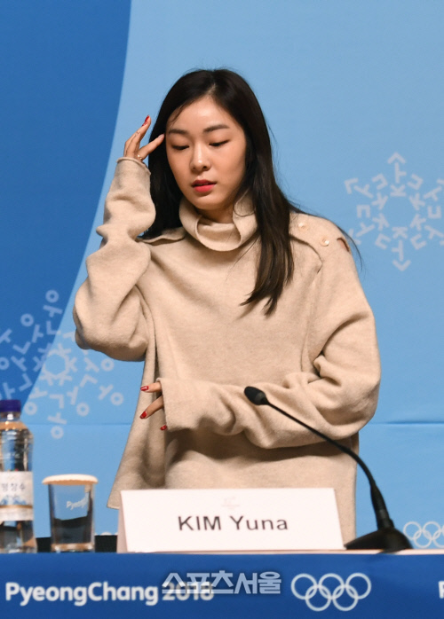 [포토]기자회견에 참석하는 김연아