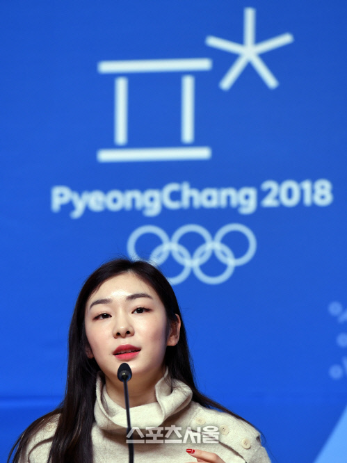 [포토]김연아, 성화대에서 남북 선수들과 짧은 눈인사를