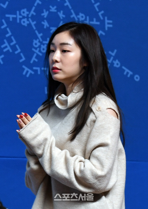 [포토]개회식 관련 기자회견 입장하는 김연아